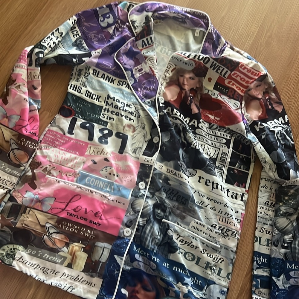 SEE PICS SEND OFFER🚨RARE TAYLOR SWITFT satin feeling material pajama button up🚨.
